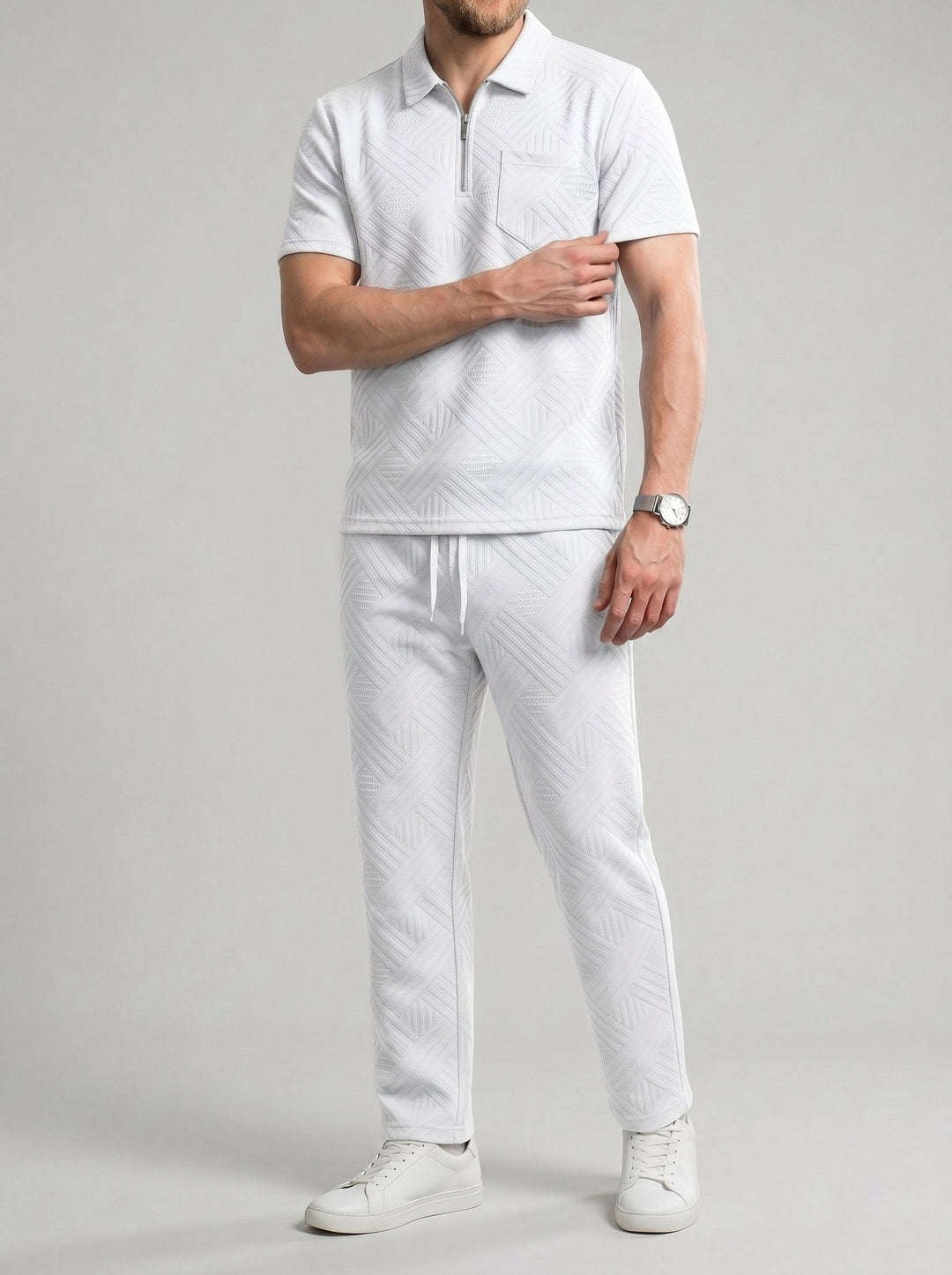 Tenue polo et pantalon blanc, vue portée de face
