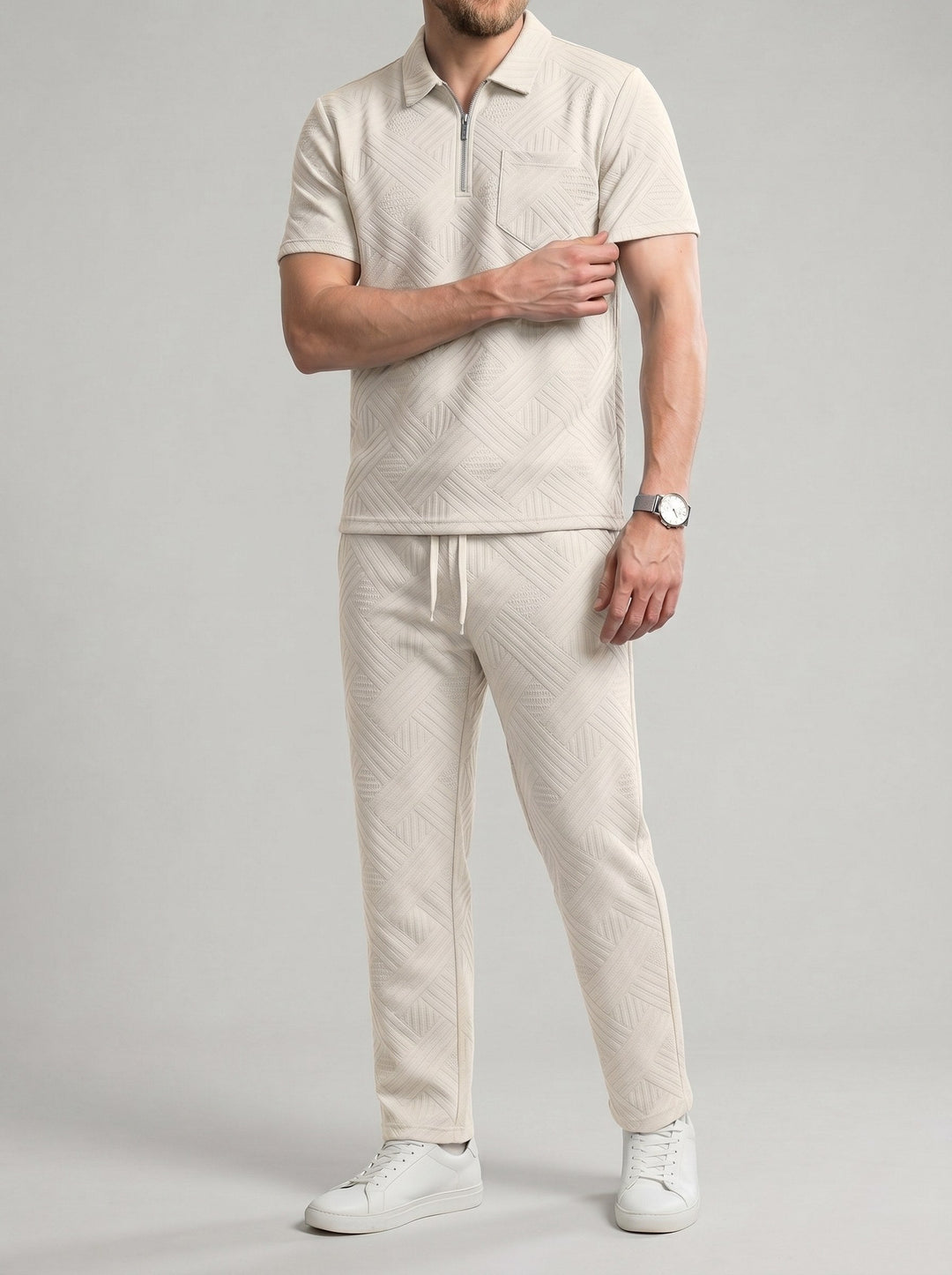 Tenue polo et pantalon beige, vue portée de face