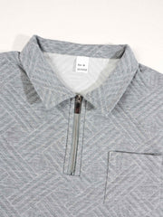 Tenue polo et pantalon gris, détail du col zippé