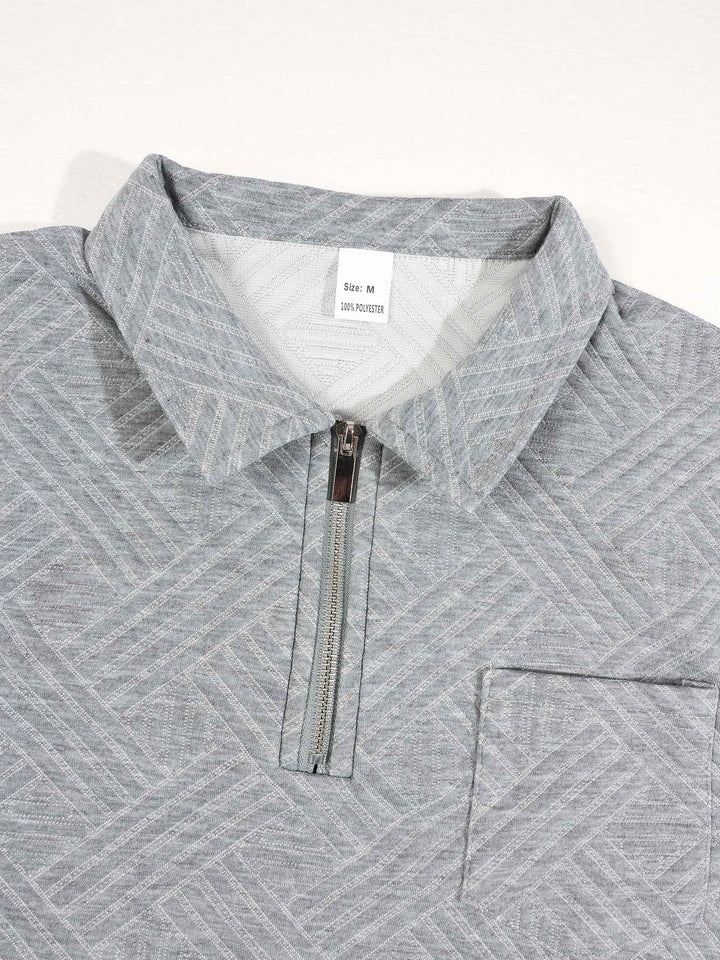 Tenue polo et pantalon gris, détail du col zippé