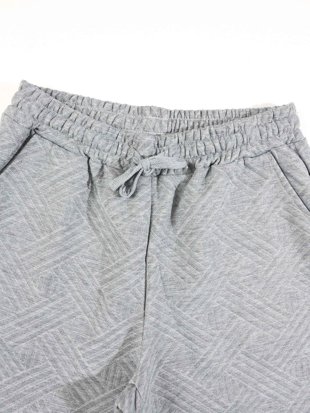 Tenue polo et pantalon gris, détail de la taille