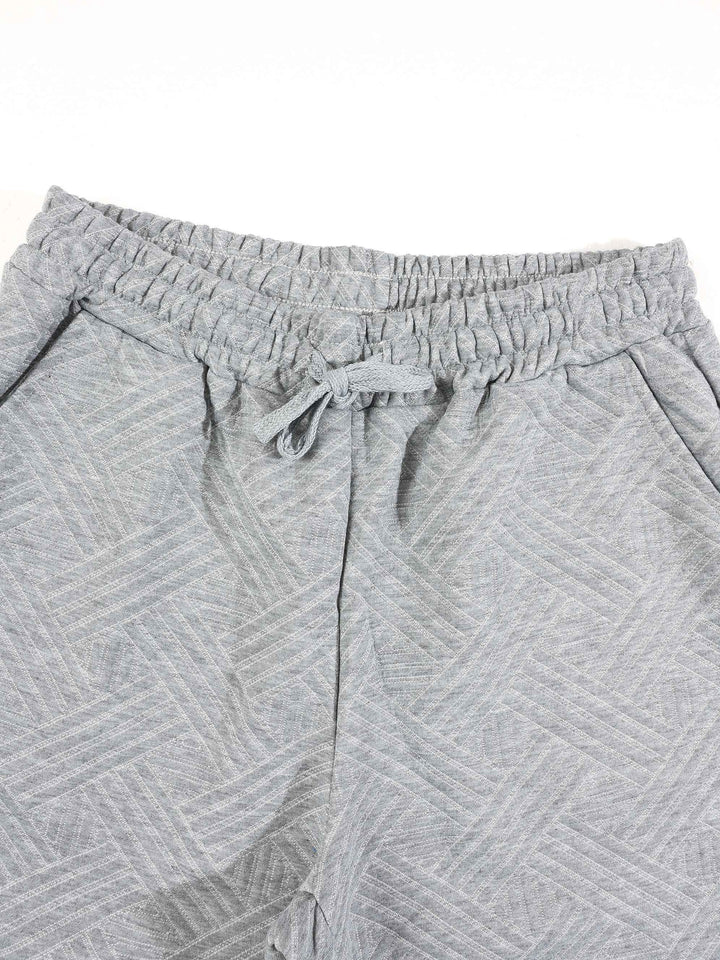 Tenue polo et pantalon gris, détail de la taille