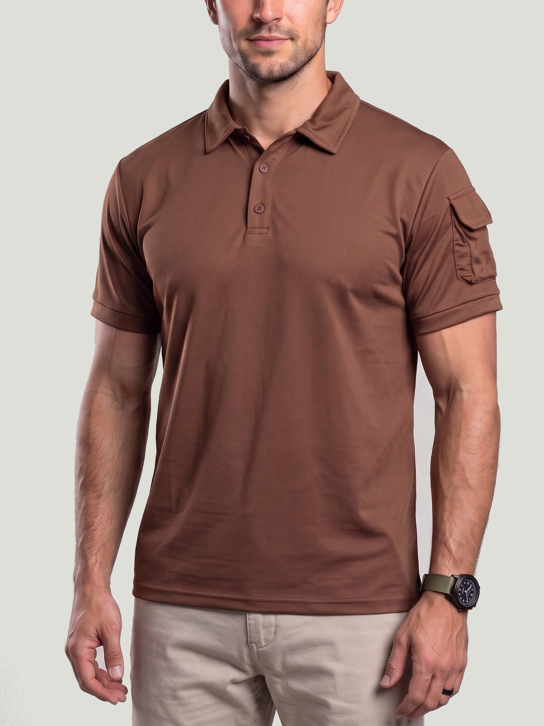 Polo uni à poche sur la manche — vue principale du produit.