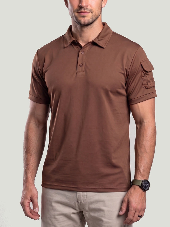 Polo uni à poche sur la manche — vue principale du produit.