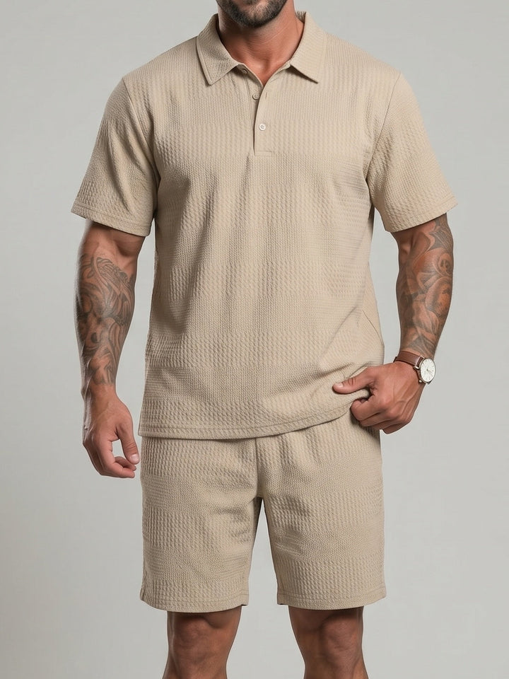 Tenue polo et short à cordon, porté
