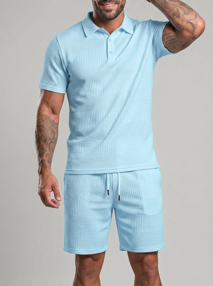 Tenue polo et short à cordon, porté