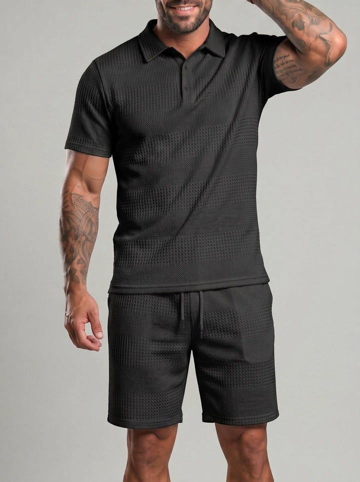 Tenue polo et short à cordon, porté