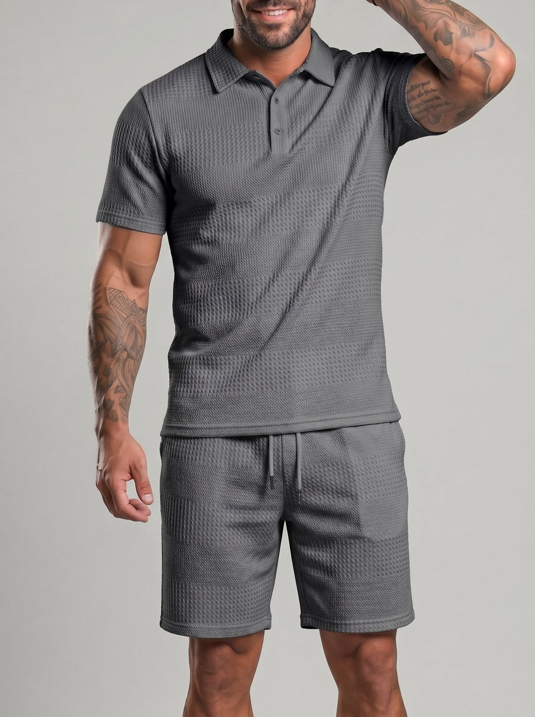 Tenue polo et short à cordon, porté
