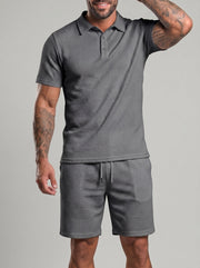 Tenue polo et short à cordon, porté