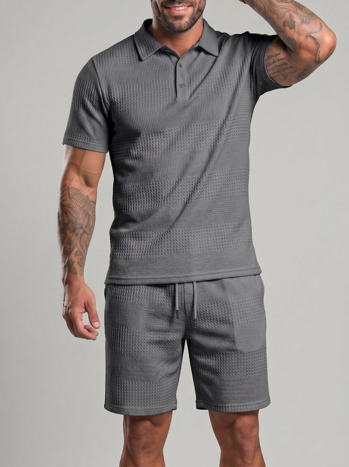 Tenue polo et short à cordon, porté
