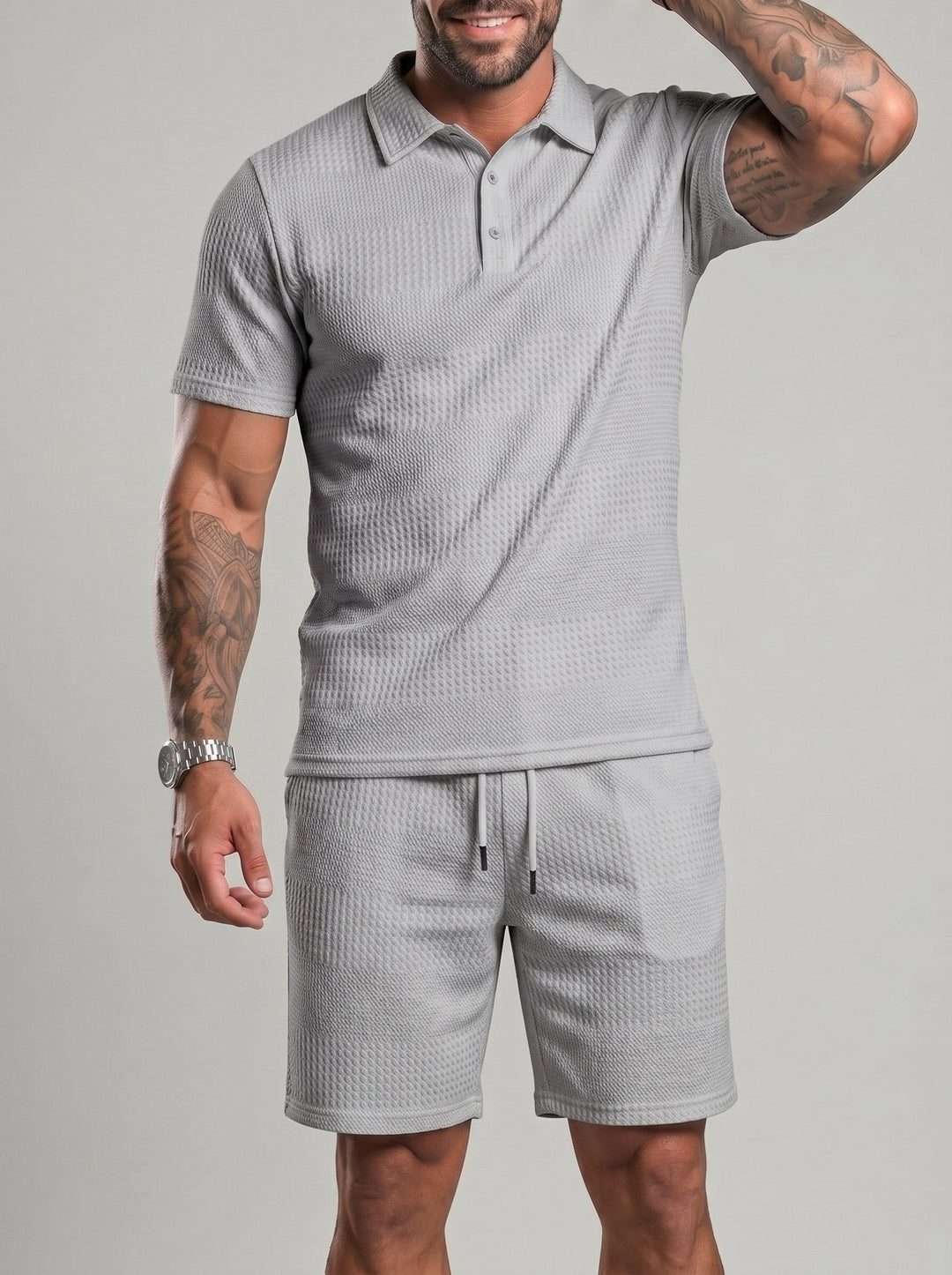 Tenue polo et short à cordon, porté