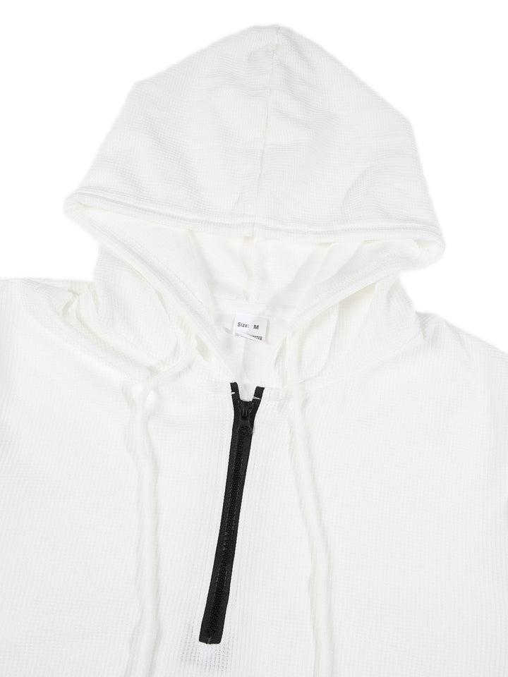 Sweat gaufré à ouverture demi-zip — gros plan du col