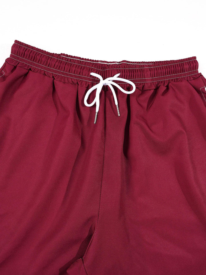 Ensemble à motifs géométriques bordeaux, détail du short