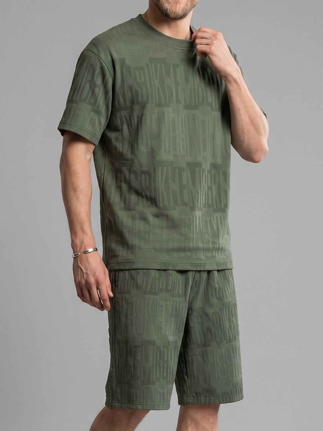 Ensemble sport coupe ample vert olive — vue portée en pied, de face