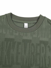 Ensemble sport coupe ample vert olive — gros plan encolure côtelée du t-shirt