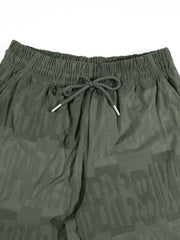 Ensemble sport coupe ample vert olive — détail cordon de serrage du short