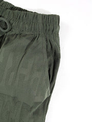 Ensemble sport coupe ample vert olive — détail ceinture élastique du short et poche latérale