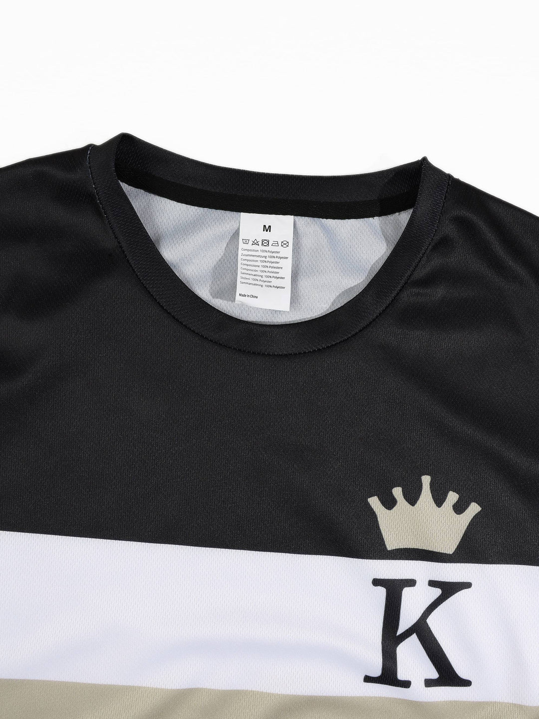 Ensemble t-shirt couronne et short noir, blanc et beige, détail de l'encolure