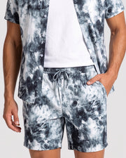 Ensemble chemise motif délavé — détail taille du short et chemise ouverte