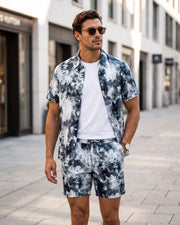 Ensemble chemise motif délavé — vue portée avec lunettes de soleil, en extérieur