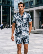 Ensemble chemise motif délavé — vue portée en marche, place en ville