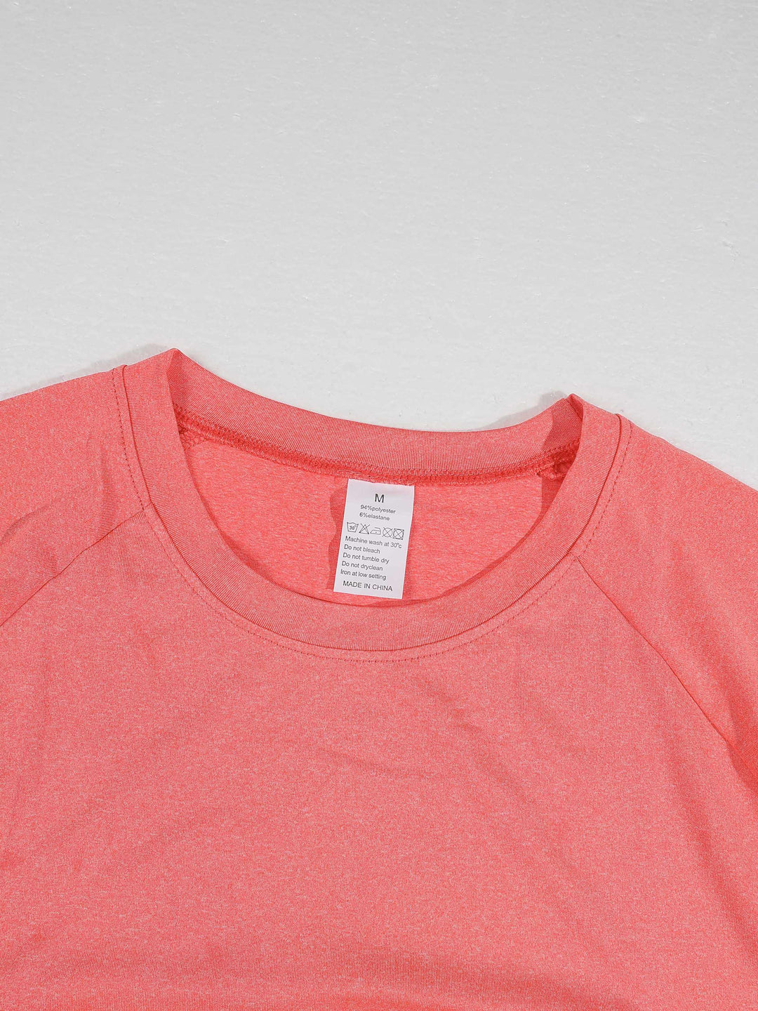 T-shirt à col rond rose, détail de l'encolure