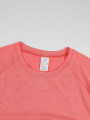 T-shirt à col rond rose, détail de l'encolure