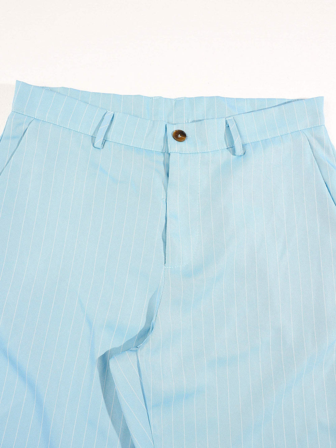 Tenue rayée à veste croisée — détail de la manche