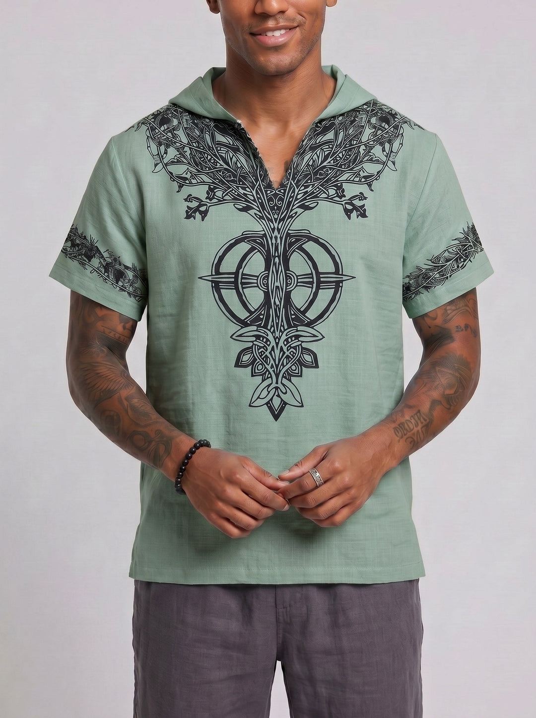 T-shirt à capuche et col V vert — vue de face