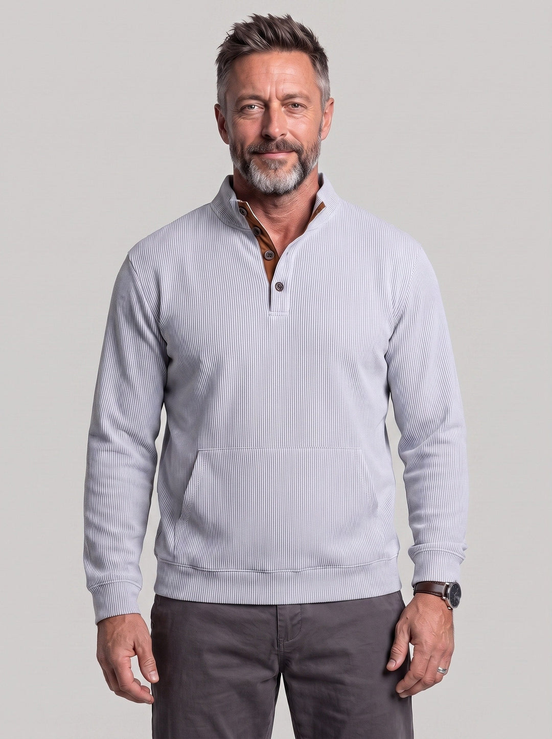 Pull boutonné à poche kangourou gris clair — vue portée de face