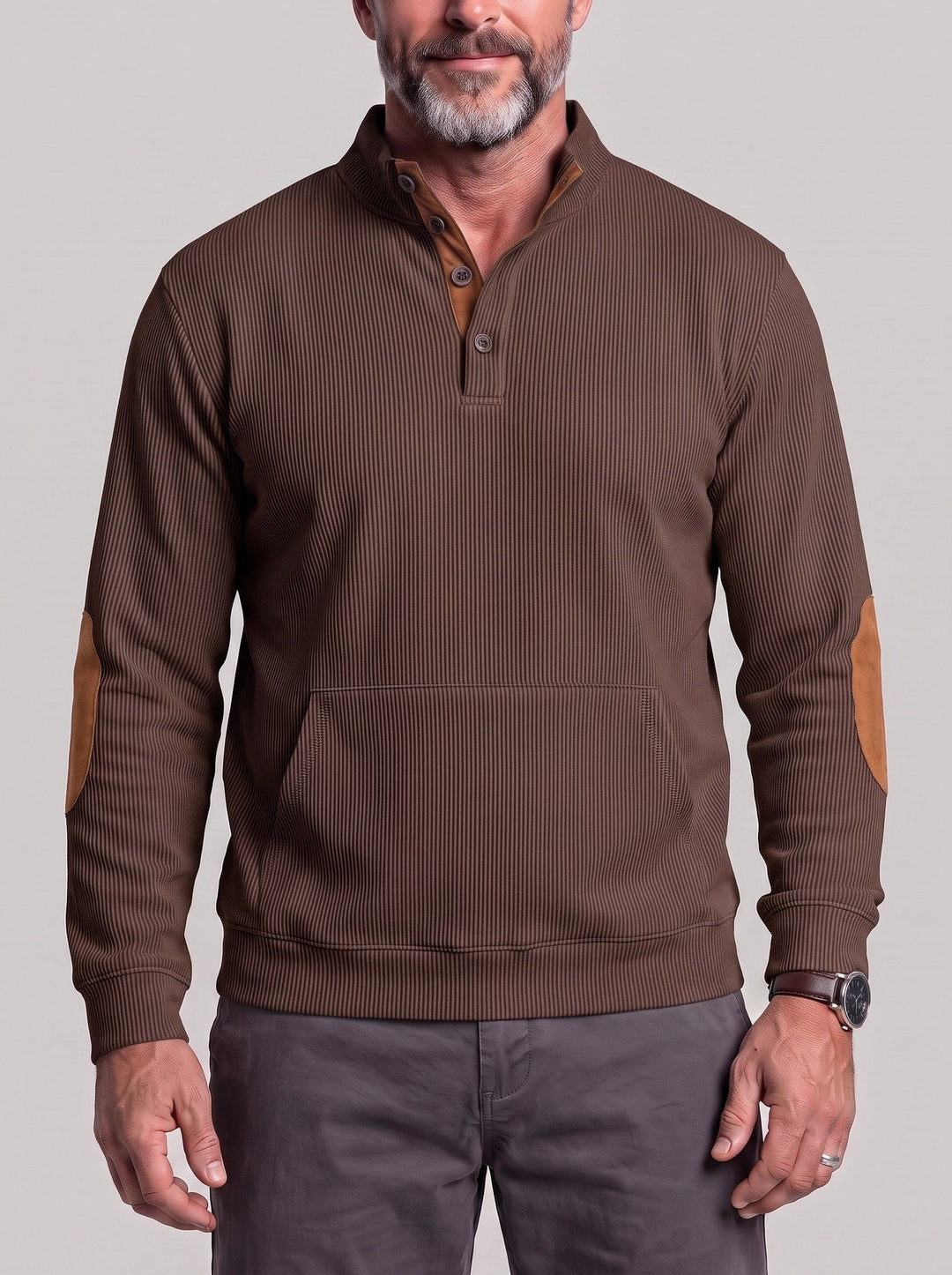 Pull boutonné à poche kangourou marron café — vue de face