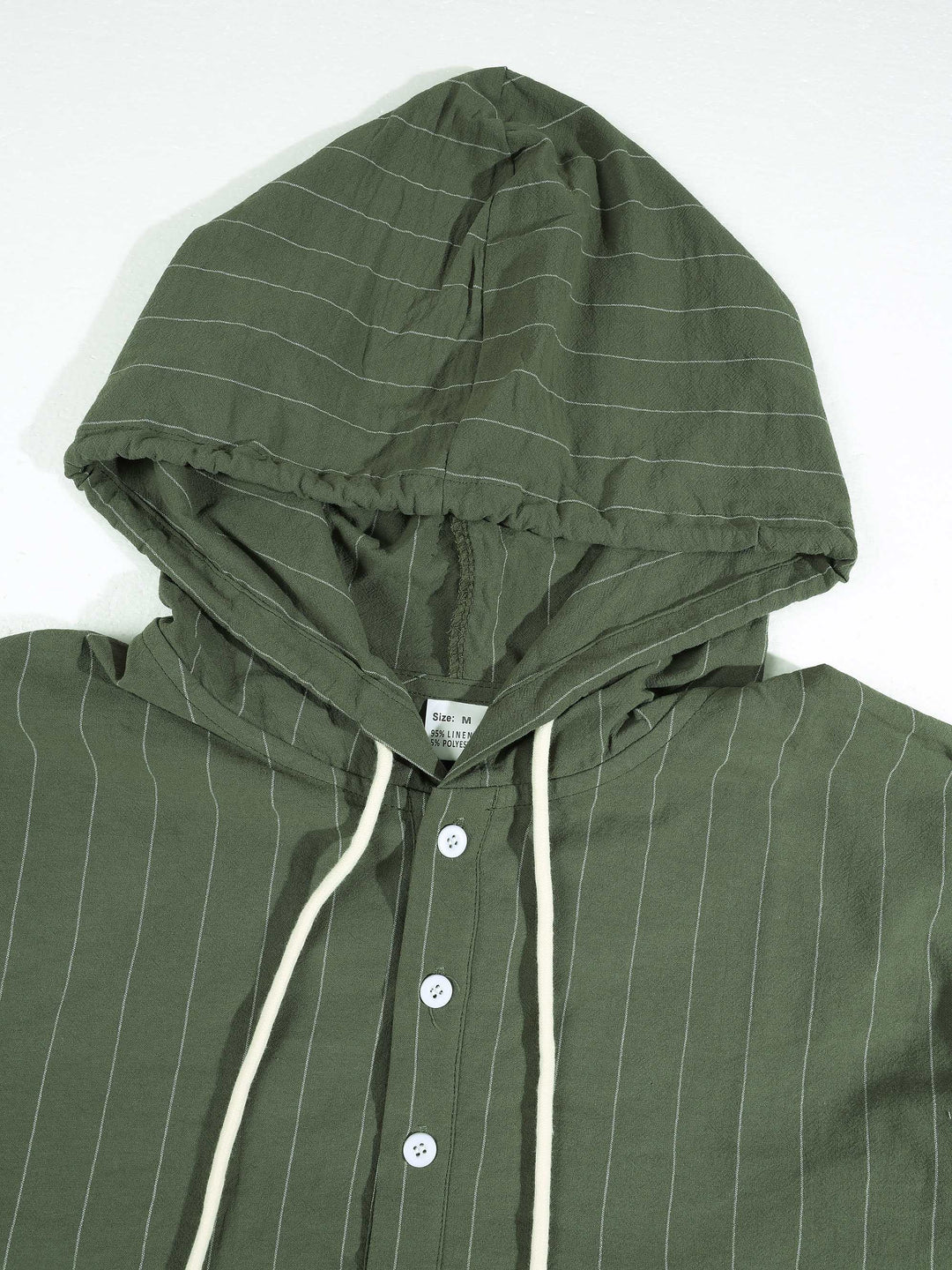 Chemise à capuche et fines rayures — gros plan du col