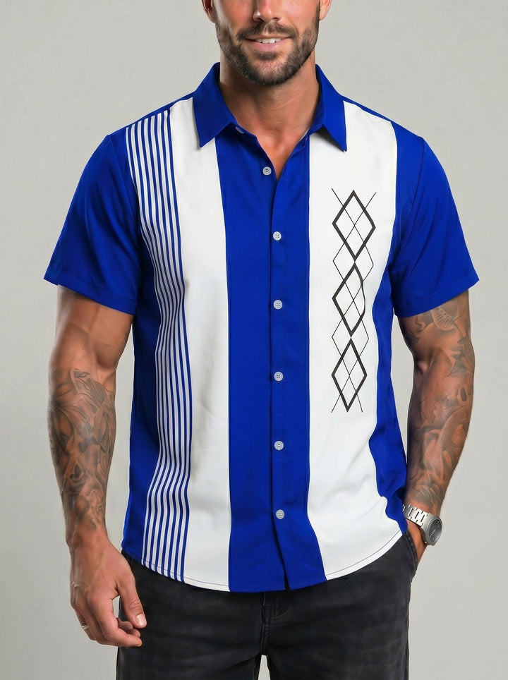 Chemise à imprimé géométrique bleue, vue portée de face