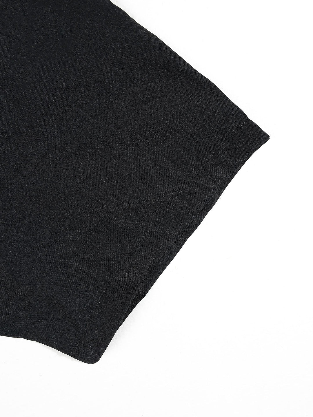 Chemise à imprimé géométrique noire, détail de la manche