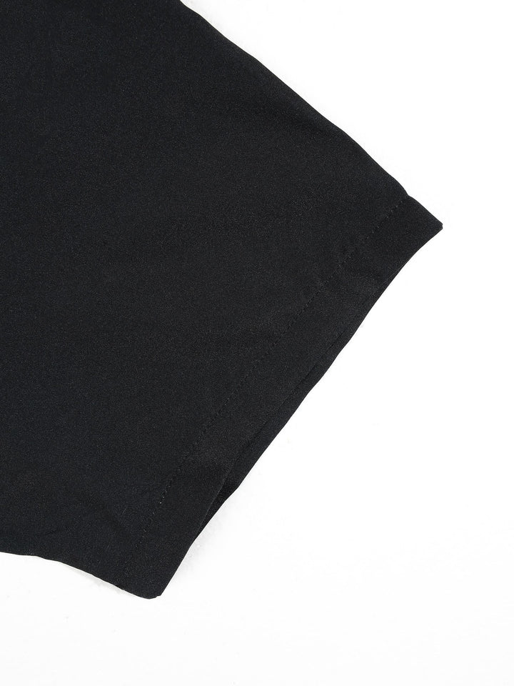 Chemise à imprimé géométrique noire, détail de la manche