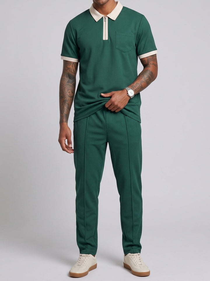 Ensemble polo et pantalon à empiècements, porté