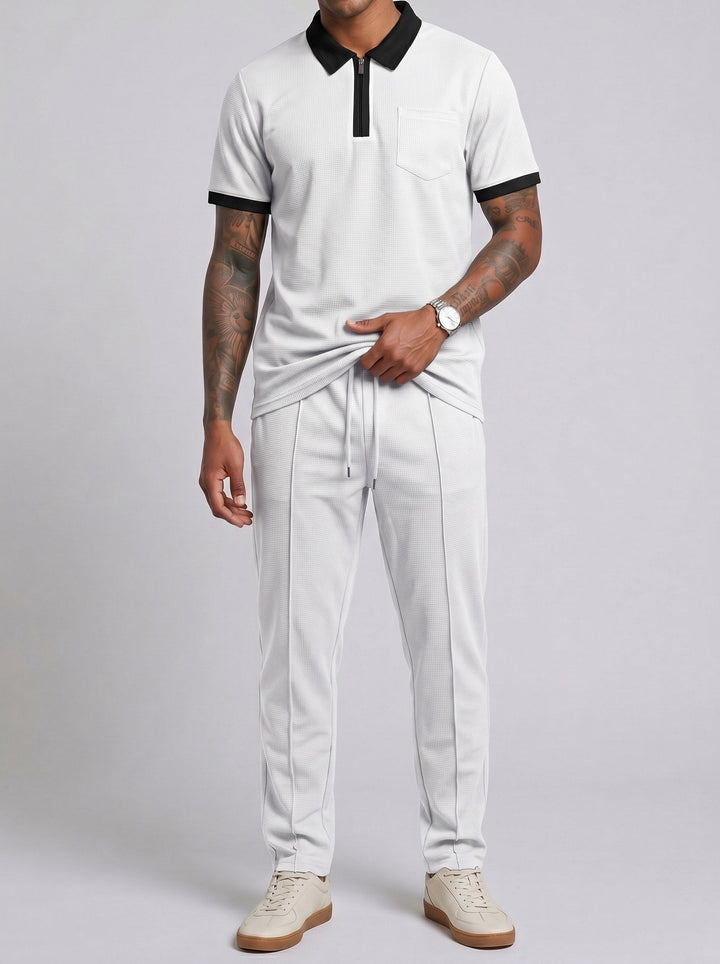 Ensemble polo et pantalon à empiècements, porté