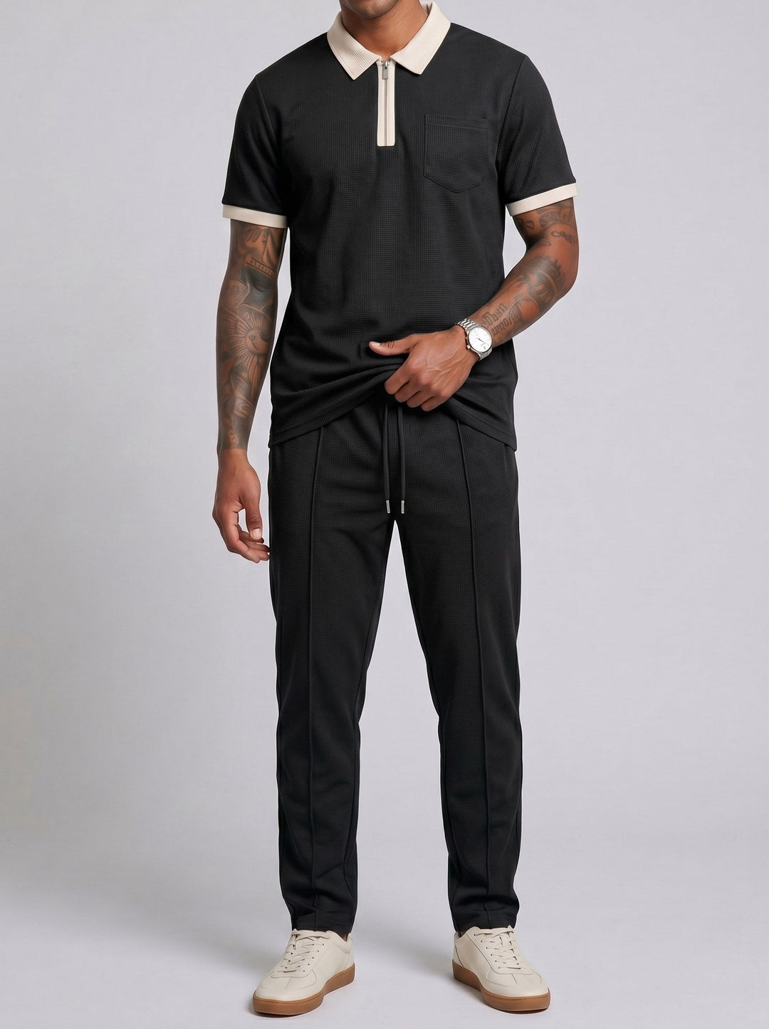 Ensemble polo et pantalon à empiècements, porté