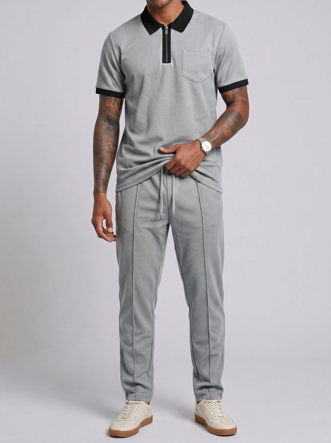 Ensemble polo et pantalon à empiècements, porté