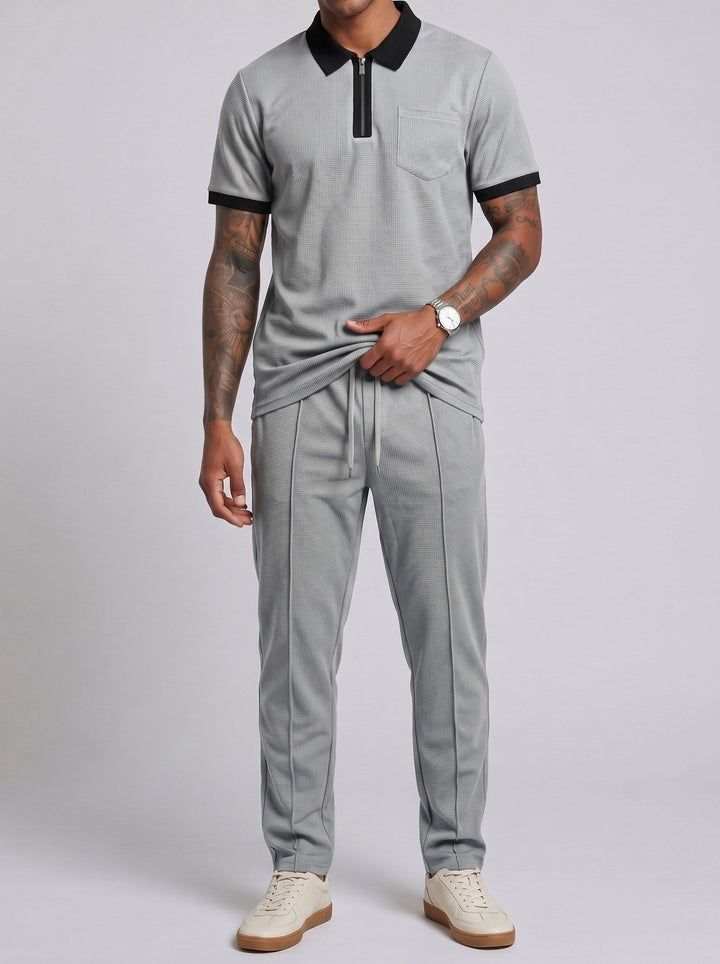 Ensemble polo et pantalon à empiècements, porté