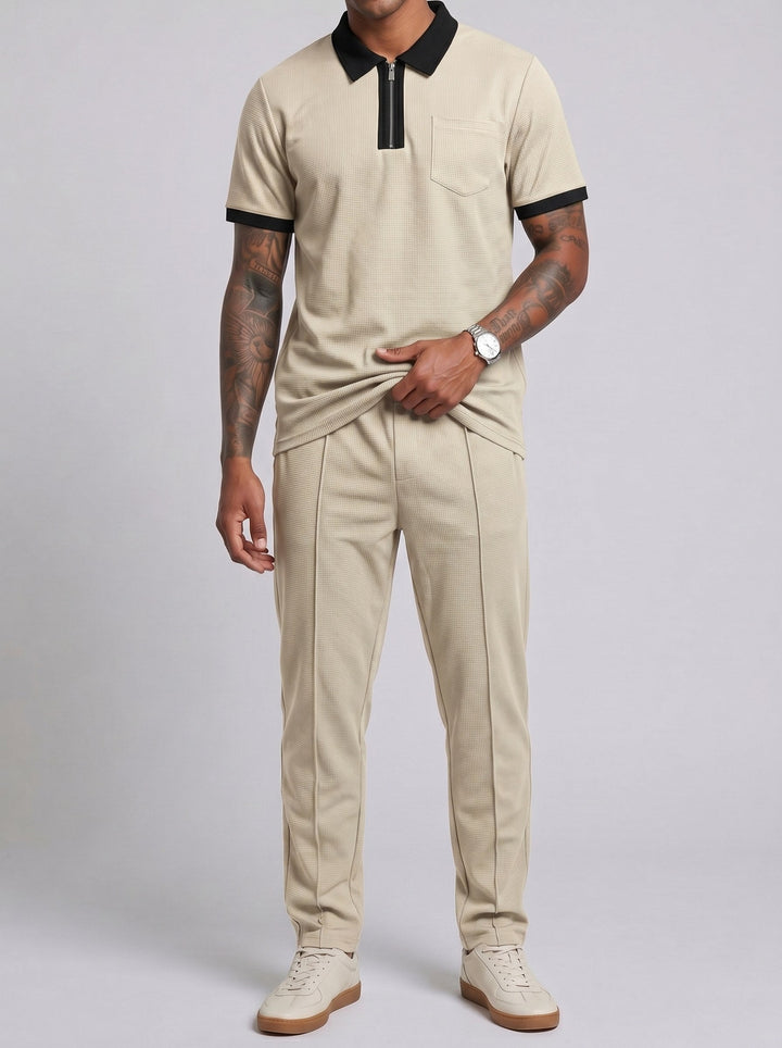 Ensemble polo et pantalon à empiècements, porté