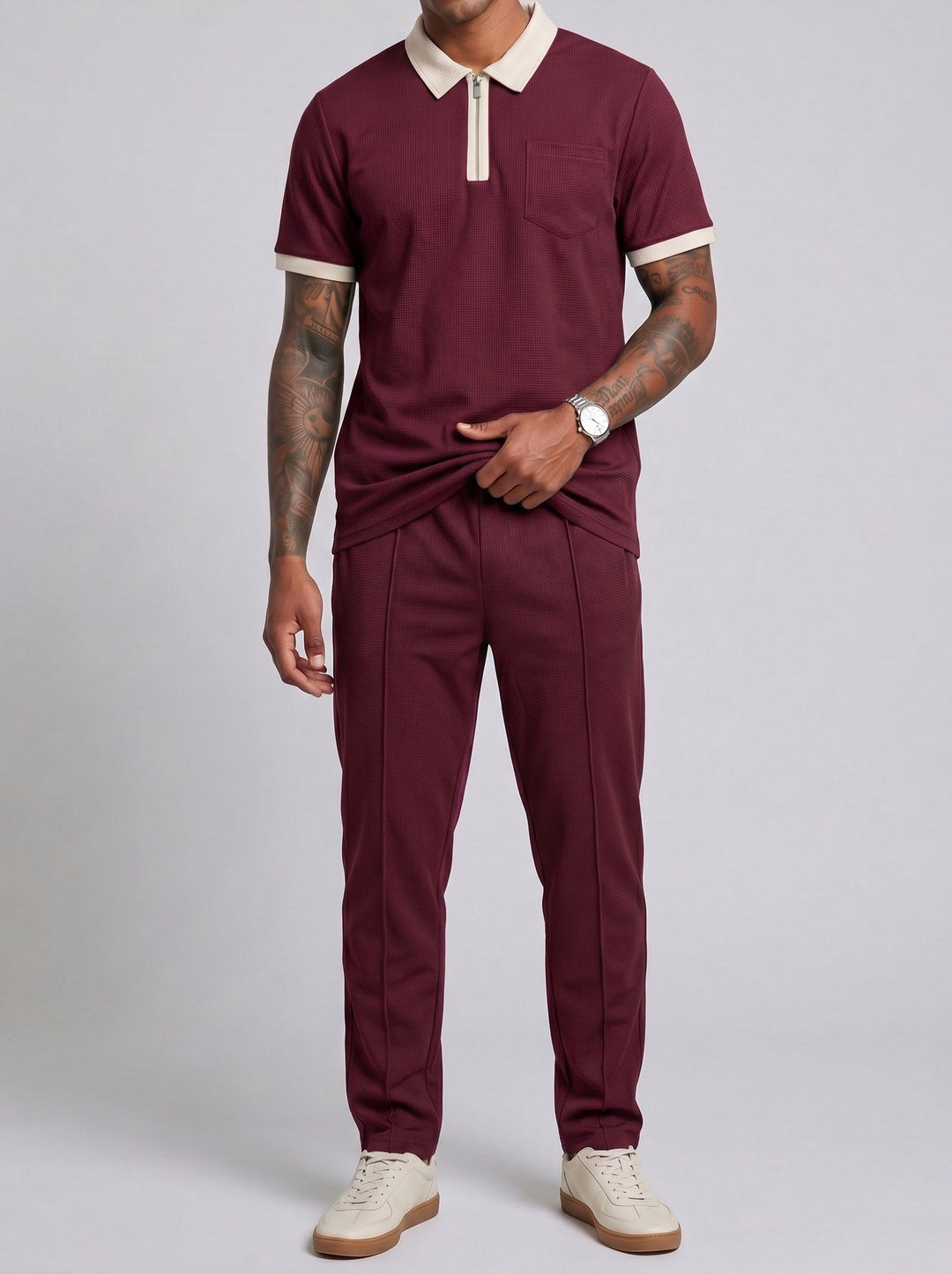 Ensemble polo et pantalon à empiècements, porté