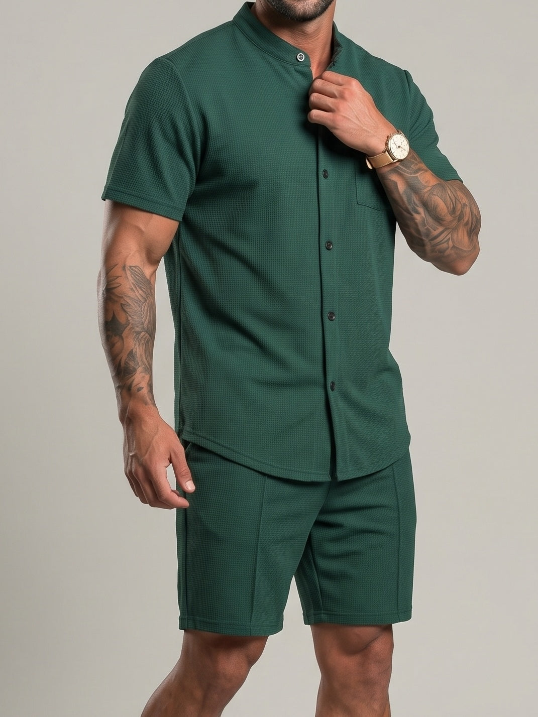 Ensemble chemise boutonnée et short, porté