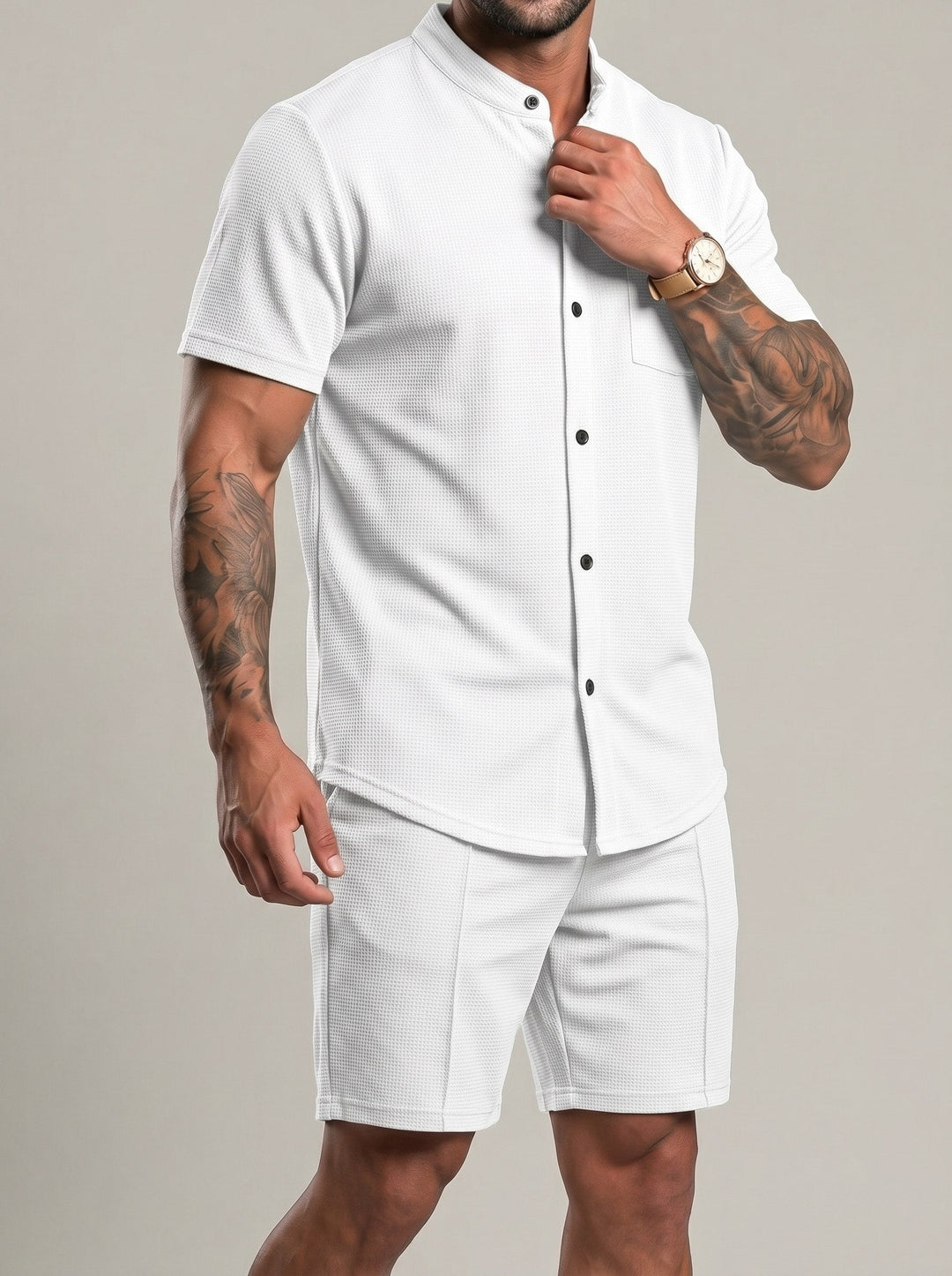 Ensemble chemise boutonnée et short, porté