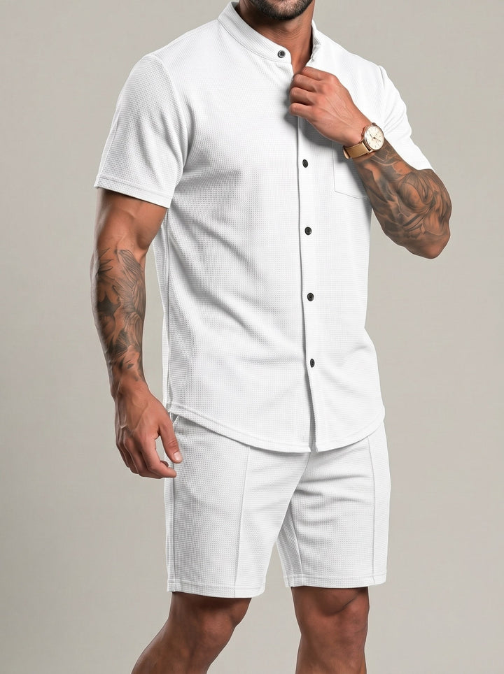 Ensemble chemise boutonnée et short, porté
