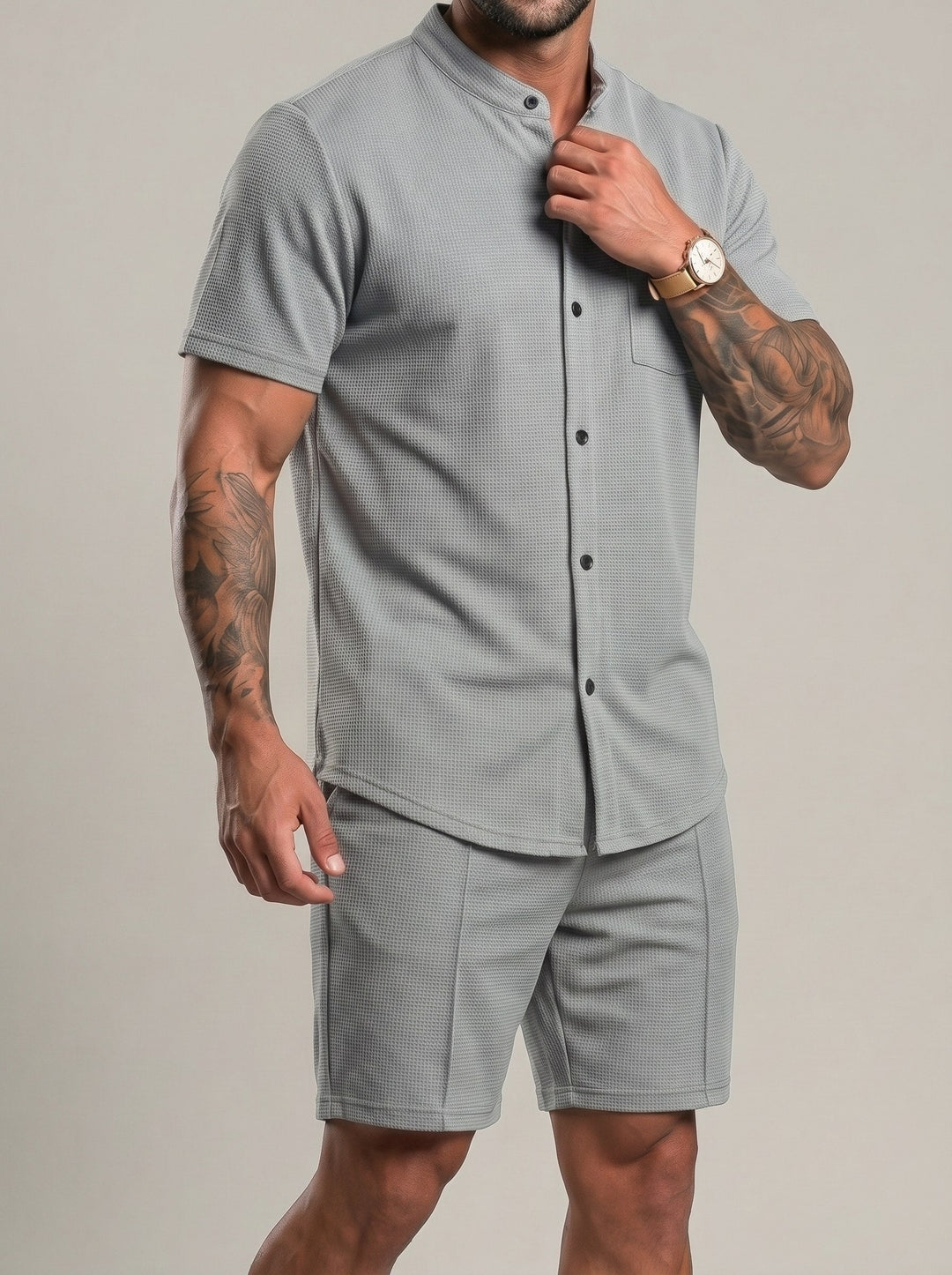 Ensemble chemise boutonnée et short, porté