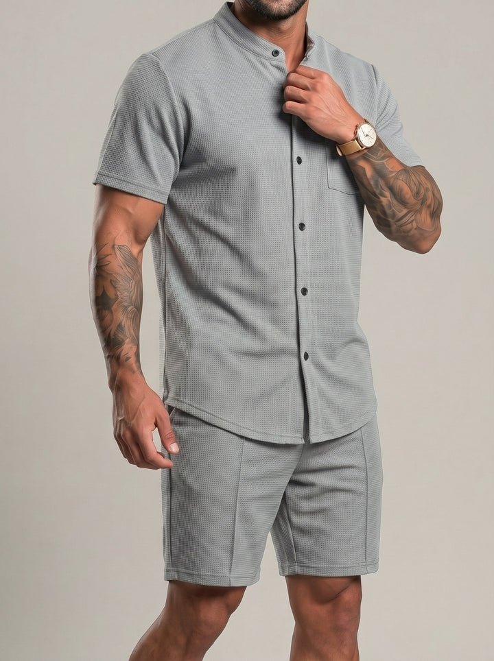 Ensemble chemise boutonnée et short, porté