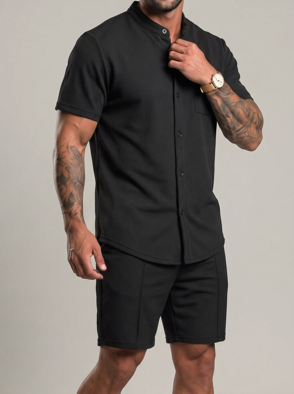 Ensemble chemise boutonnée et short, porté