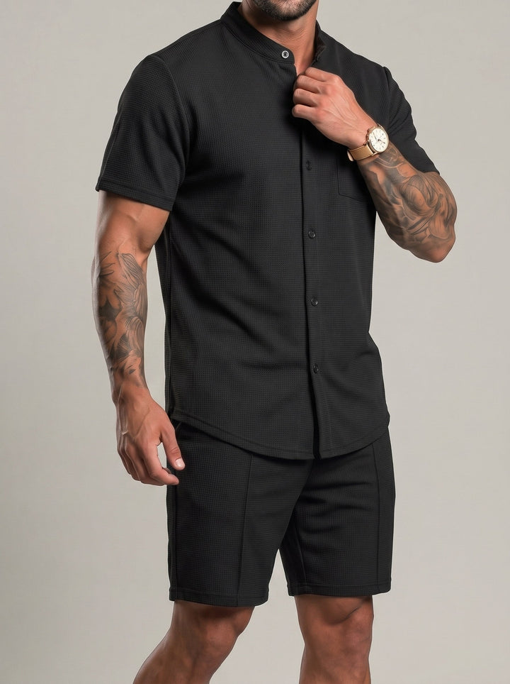 Ensemble chemise boutonnée et short, porté
