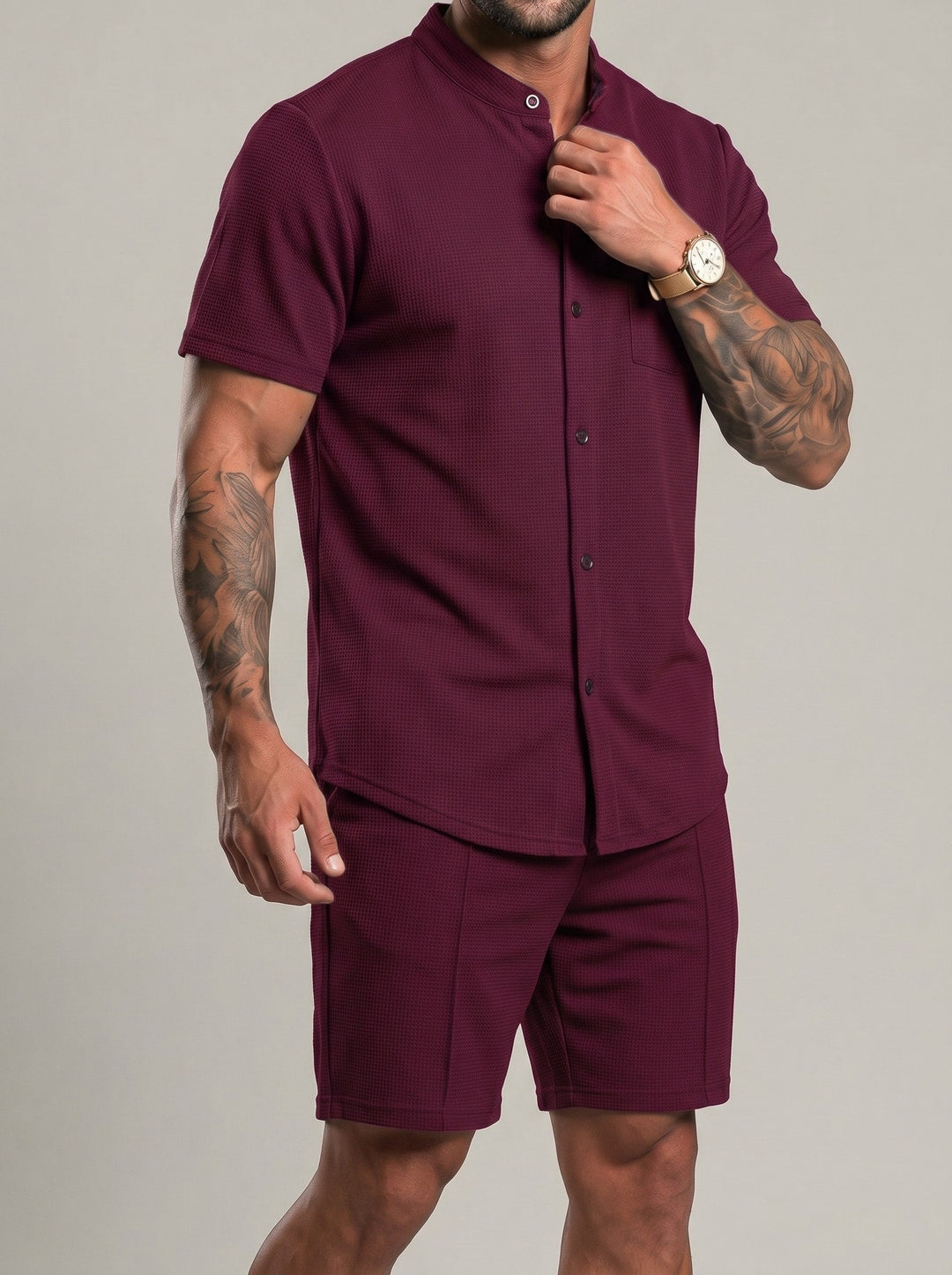 Ensemble chemise boutonnée et short, porté
